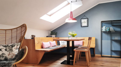 nachhaltige unterkunft apartments goldvogel fischen allgaeu urlaub in den bergen biologisch ökologisch regional hausgemacht architekt innenarchitekt suite esstisch sessel