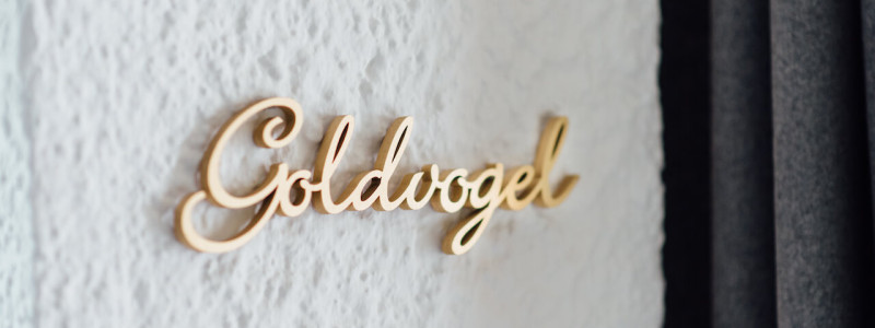 nachhaltige unterkunft apartments goldvogel fischen allgaeu urlaub in den bergen biologisch ökologisch regional hausgemacht architekt innenarchitekt suite schriftzug goldvogel