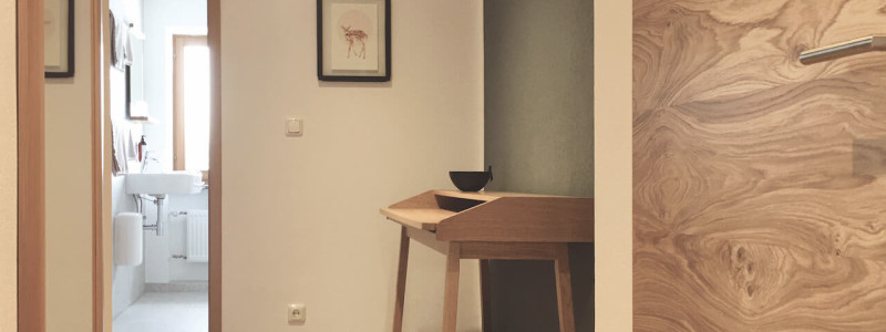 nachhaltige unterkunft apartments goldvogel fischen allgaeu urlaub in den bergen biologisch ökologisch regional hausgemacht architekt innenarchitekt suite apartment amsel flur