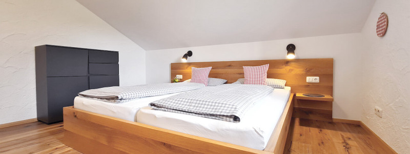 nachhaltige unterkunft apartments goldvogel fischen allgaeu urlaub in den bergen biologisch ökologisch regional hausgemacht architekt innenarchitekt schlafzimmer