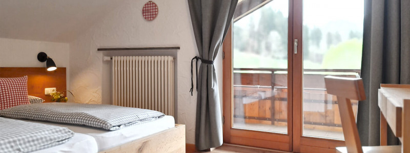 nachhaltige unterkunft apartments goldvogel fischen allgaeu urlaub in den bergen biologisch ökologisch regional hausgemacht architekt innenarchitekt schlafzimmer arbeitstisch