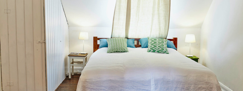liegenschaft guesthouse rheingau oestrich winkel weinregion weingut historisch bestand bewahren upcycling recycling design decoration reisemitbringsel urlaub am fluss in der natur mit freunden genuss apfelbaeume zimmer lenchen bett