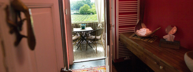 liegenschaft guesthouse rheingau oestrich winkel weinregion weingut historisch bestand bewahren upcycling recycling design decoration reisemitbringsel urlaub am fluss in der natur mit freunden genuss apfelbaeume zimmer hasensprung blick auf die verande