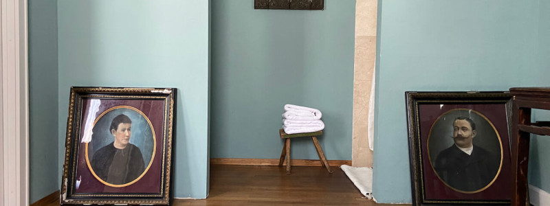 liegenschaft guesthouse rheingau oestrich winkel weinregion weingut historisch bestand bewahren upcycling recycling design decoration reisemitbringsel urlaub am fluss in der natur mit freunden genuss apfelbaeume zimmer gottesthal