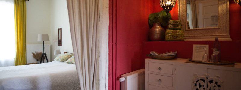liegenschaft guesthouse rheingau oestrich winkel weinregion weingut historisch bestand bewahren upcycling recycling design decoration reisemitbringsel urlaub am fluss in der natur mit freunden genuss apfelbaeume zimmer hasensprung bett kommode