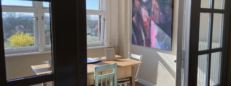 liegenschaft guesthouse rheingau oestrich winkel weinregion weingut historisch bestand bewahren upcycling recycling design decoration reisemitbringsel urlaub am fluss in der natur mit freunden genuss apfelbaeume zimmer jesuitengarten veranda wintergarten