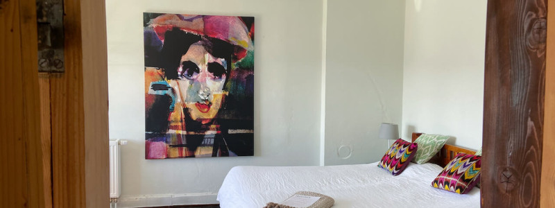 liegenschaft guesthouse rheingau oestrich winkel weinregion weingut historisch bestand bewahren upcycling recycling design decoration reisemitbringsel urlaub am fluss in der natur mit freunden genuss apfelbaeume zimmer schoenhell bett