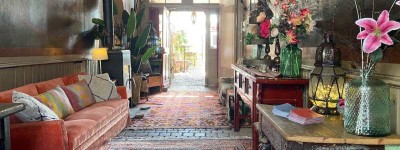 liegenschaft guesthouse rheingau oestrich winkel weinregion weingut historisch bestand bewahren upcycling recycling design decoration reisemitbringsel urlaub am fluss in der natur mit freunden genuss apfelbaeume eingangsbereich