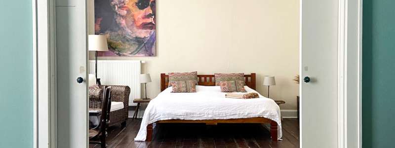 liegenschaft guesthouse rheingau oestrich winkel weinregion weingut historisch bestand bewahren upcycling recycling design decoration reisemitbringsel urlaub am fluss in der natur mit freunden genuss apfelbaeume zimmer gottesthal schlafzimmer