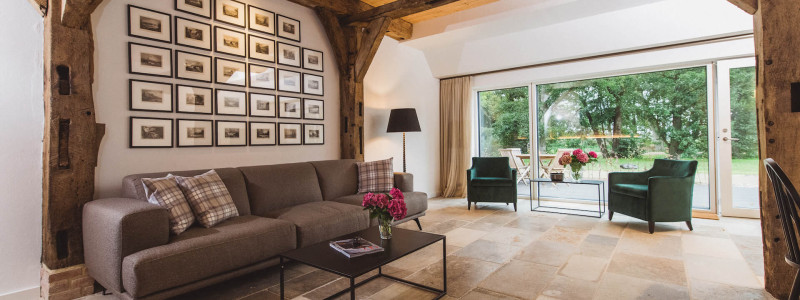 gut damp halbinsel schwansen schlei region ostsee ferien lofts hackschnitzel solaranlage regionale saisonale kueche lokale produzenten urlaub mit hunden mit kindern wohnraum sofa