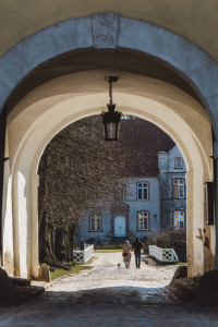 gut damp halbinsel schwansen schlei region ostsee ferien lofts hackschnitzel solaranlage regionale saisonale kueche lokale produzenten urlaub mit hunden mit kindern einfahrt torbogen