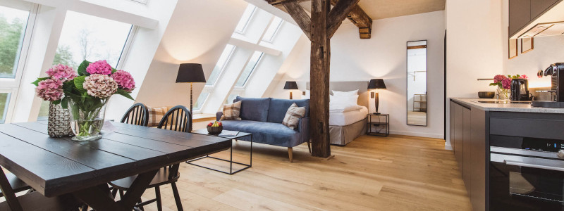 gut damp halbinsel schwansen schlei region ostsee ferien lofts hackschnitzel solaranlage regionale saisonale kueche lokale produzenten urlaub mit hunden mit kindern wohn- schlafraum