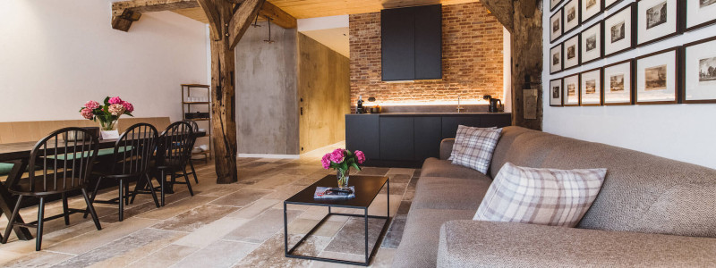gut damp halbinsel schwansen schlei region ostsee ferien lofts hackschnitzel solaranlage regionale saisonale kueche lokale produzenten urlaub mit hunden mit kindern wohnraum essplatz sofa