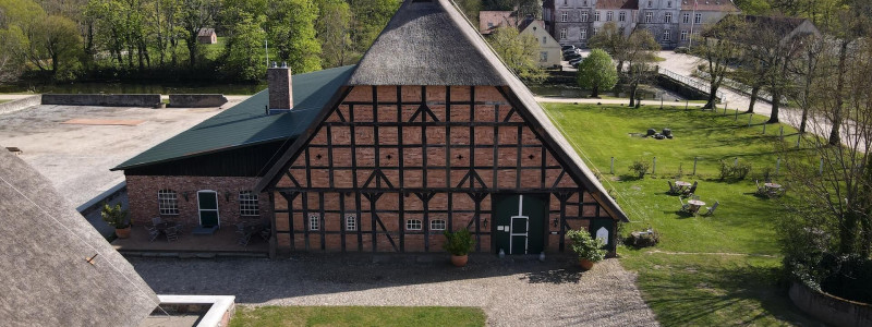 gut damp halbinsel schwansen schlei region ostsee ferien lofts hackschnitzel solaranlage regionale saisonale kueche lokale produzenten urlaub mit hunden mit kindern kuhhaus von aussen