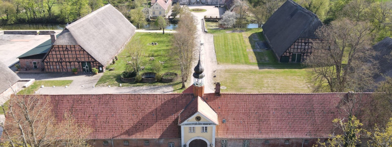 gut damp halbinsel schwansen schlei region ostsee ferien lofts hackschnitzel solaranlage regionale saisonale kueche lokale produzenten urlaub mit hunden mit kindern toreinfahrt von oben