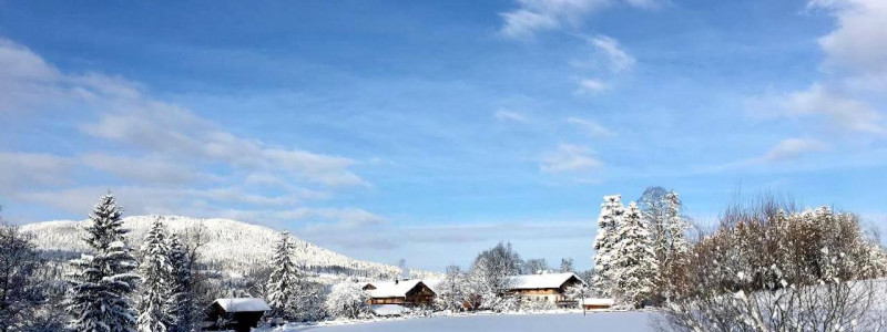 nachhaltige unterkuenfte in deutschland urlaub in der natur auf dem land mit kindern in den bergen mit der familie bayern voralpenland gutshof achatswies ferienwohnung winterlandschaft umgebung