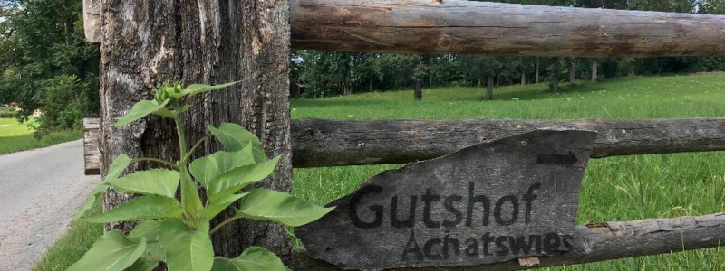 nachhaltige unterkuenfte in deutschland urlaub in der natur auf dem land mit kindern in den bergen mit der familie bayern voralpenland gutshof achatswies ferienwohnung anfahrt auf den hof
