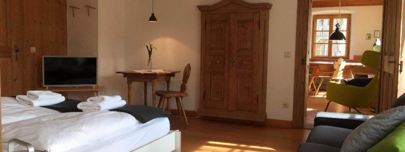 nachhaltige unterkuenfte in deutschland urlaub in der natur auf dem land mit kindern in den bergen mit der familie bayern voralpenland gutshof achatswies ferienwohnung nordwand schlafzimmer