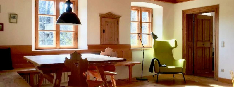 nachhaltige unterkuenfte in deutschland urlaub in der natur auf dem land mit kindern in den bergen mit der familie bayern voralpenland gutshof achatswies ferienwohnung stube nordwand