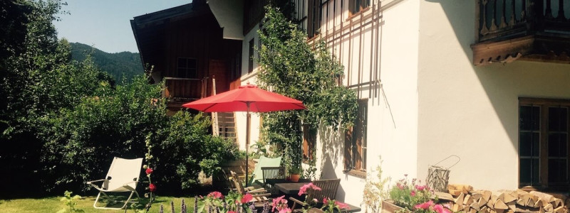 nachhaltige unterkuenfte in deutschland urlaub in der natur auf dem land mit kindern in den bergen mit der familie bayern voralpenland gutshof achatswies ferienwohnung norwand terrasse