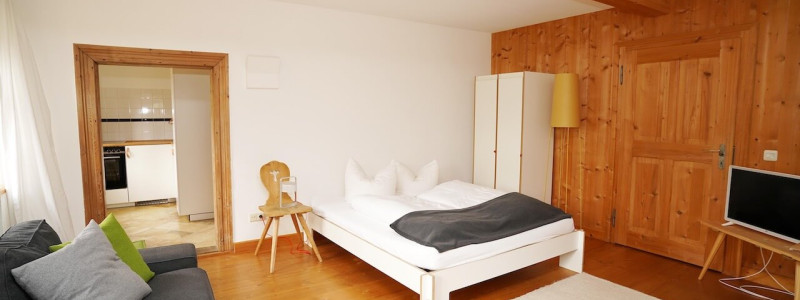 nachhaltige unterkuenfte in deutschland urlaub in der natur auf dem land mit kindern in den bergen mit der familie bayern voralpenland gutshof achatswies ferienwohnung nordwand schlafzimmer