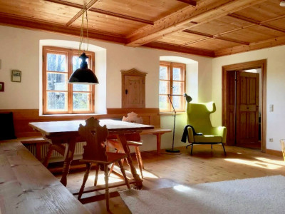 nachhaltige unterkuenfte in deutschland urlaub in der natur auf dem land mit kindern in den bergen mit der familie bayern voralpenland gutshof achatswies ferienwohnung stube nordwand