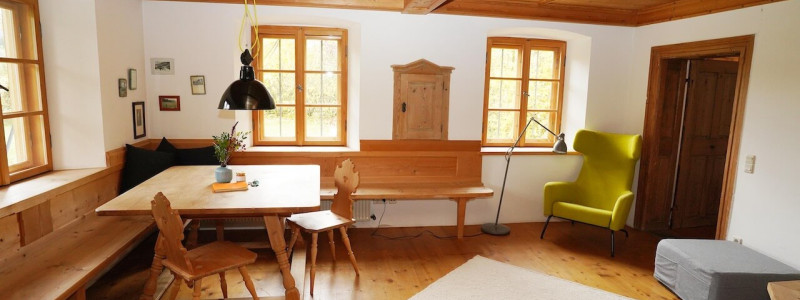 nachhaltige unterkuenfte in deutschland urlaub in der natur auf dem land mit kindern in den bergen mit der familie bayern voralpenland gutshof achatswies ferienwohnung nordwand schlafzimmer stube