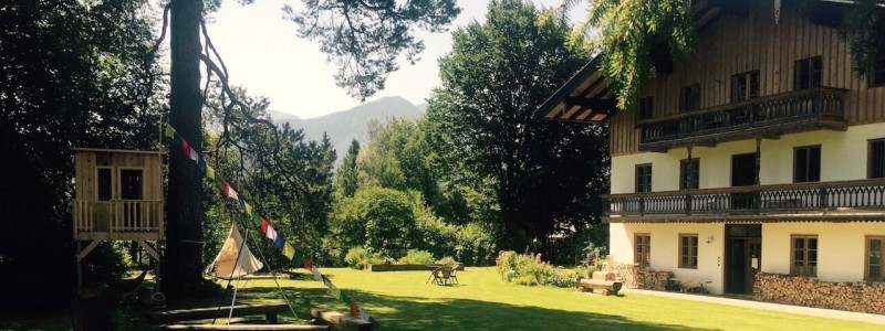 nachhaltige unterkuenfte in deutschland urlaub in der natur auf dem land mit kindern in den bergen mit der familie bayern voralpenland gutshof achatswies ferienwohnung garten baumhaus sommer