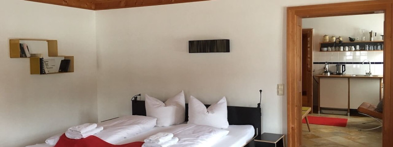 nachhaltige unterkuenfte in deutschland urlaub in der natur auf dem land mit kindern in den bergen mit der familie bayern voralpenland gutshof achatswies ferienwohnung suedhang schlafzimmer