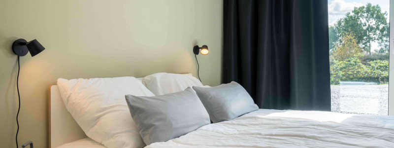 harlepadd ferienhaus neufunnixsiel nordsee schlafzimmer doppelbett mit blick auf die harle