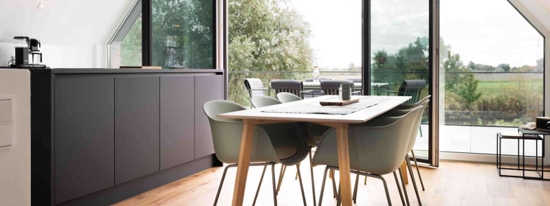 harlepadd ferienhaus neufunnixsiel nordsee essisch bei offenen terrassenfenster