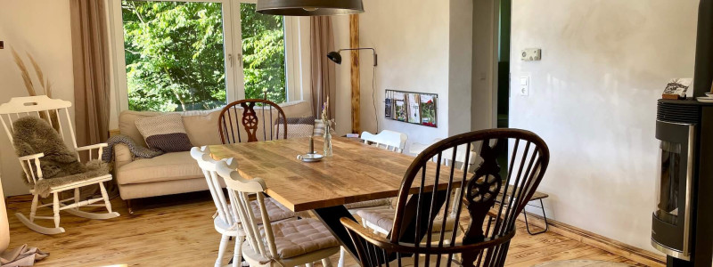 harzverbunden waldquartier holzhaeuser natur harz holz urlaub mit kindern familienurlaub auszeit mit freunden yoga retreat teamevents veranstaltungen tipi zelt kraftort naturverbundenheit wohnzimmer essbereich