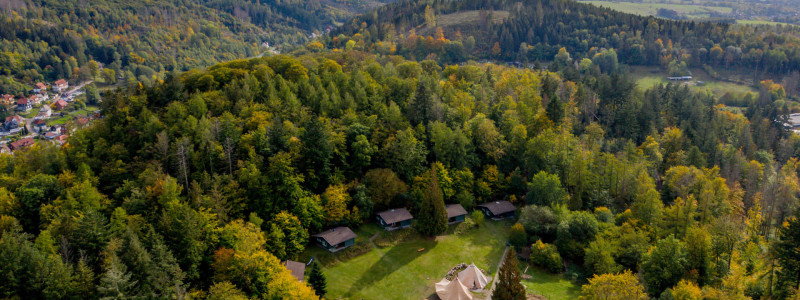 harzverbunden waldquartier holzhaeuser natur harz holz urlaub mit kindern familienurlaub auszeit mit freunden yoga retreat teamevents veranstaltungen tipi zelt kraftort naturverbundenheit von oben