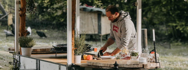 harzverbunden waldquartier holzhaeuser natur harz holz urlaub mit kindern familienurlaub auszeit mit freunden yoga retreat teamevents veranstaltungen tipi zelt kraftort naturverbundenheit daniel beim catering