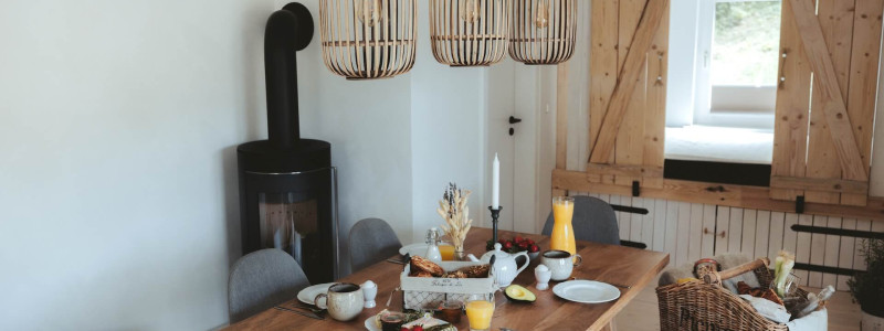 harzverbunden waldquartier holzhaeuser natur harz holz urlaub mit kindern familienurlaub auszeit mit freunden yoga retreat teamevents veranstaltungen tipi zelt kraftort naturverbundenheit gedeckter tisch