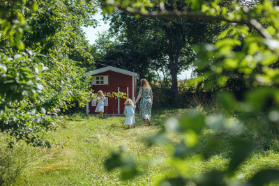 hejnielsons fehmarn ostsee urlaub mit kindern am meer in der natur nachhaltige ferienwohnungen umweltbewusst permakulturgarten ökostrom ökogas spielhaus im garten