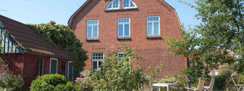 hejnielsons fehmarn ostsee urlaub mit kindern am meer in der natur nachhaltige ferienwohnungen umweltbewusst permakulturgarten ökostrom ökogas frontansicht bauernhaus