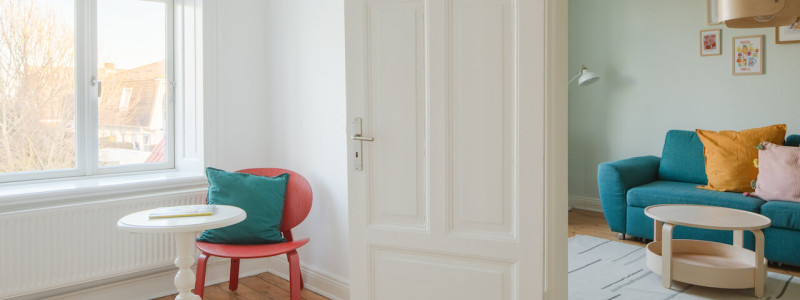 hejnielsons fehmarn ostsee urlaub mit kindern am meer in der natur nachhaltige ferienwohnungen umweltbewusst permakulturgarten ökostrom ökogas ferienwohnung viktoria blick ins wohnzimmer mit schlafcouch