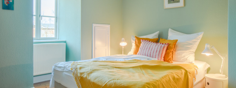 hejnielsons fehmarn ostsee urlaub mit kindern am meer in der natur nachhaltige ferienwohnungen umweltbewusst permakulturgarten ökostrom ökogas silvia schlafzimmer erster stock