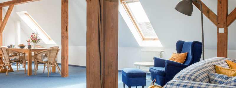 hejnielsons fehmarn ostsee urlaub mit kindern am meer in der natur nachhaltige ferienwohnungen umweltbewusst permakulturgarten ökostrom ökogas wohnzimmer dachgeschoss sessel