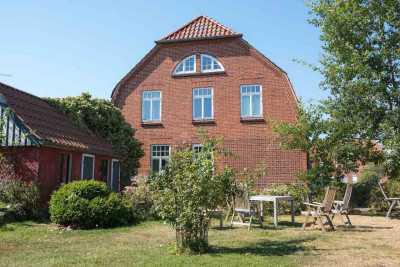 hejnielsons fehmarn ostsee urlaub mit kindern am meer in der natur nachhaltige ferienwohnungen umweltbewusst permakulturgarten ökostrom ökogas frontansicht bauernhaus