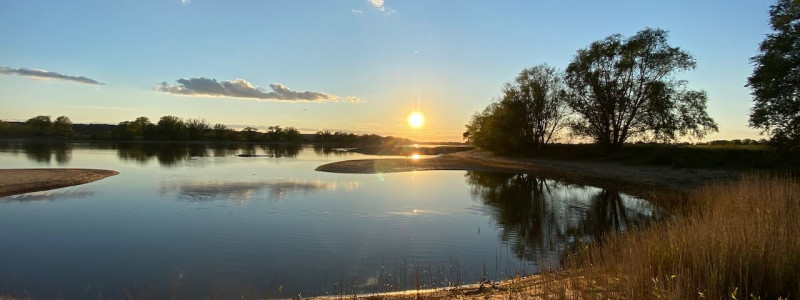 hof eigengut niedersachsen elbe biosphaerenreservat gruenes band ferienhaus altes backhaus denkmalschutz oekologische sanierung bestand bewahren filzwerkstatt biologische baumwolle sonnenuntergang elbe