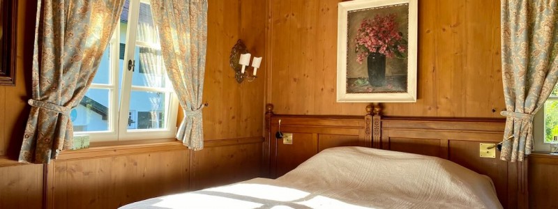 biohof ammersee voralpenland bayern holzhaus ferienhaus historisch nachhaltig saniert alleinlage auf bauernhof blick auf schaf- und eselweide urlaub in der natur ruhe auszeit schlafzimmer
