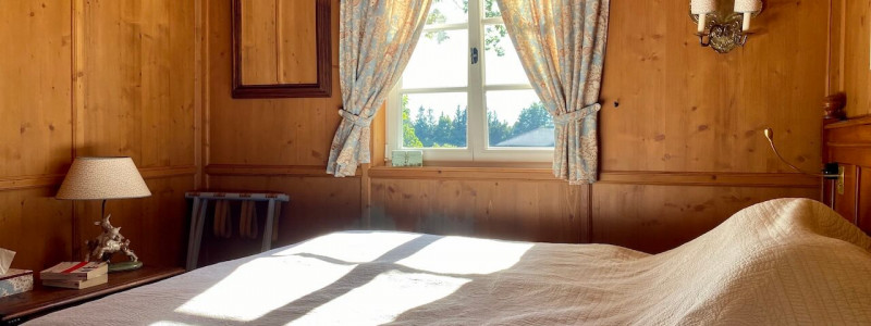 biohof ammersee voralpenland bayern holzhaus ferienhaus historisch nachhaltig saniert alleinlage auf bauernhof blick auf schaf- und eselweide urlaub in der natur ruhe auszeit schlafzimmer