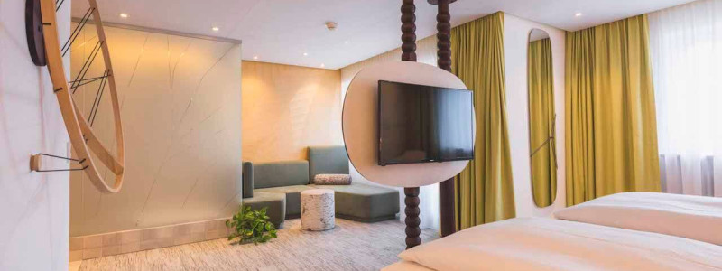 creativhotel luise bayern franken erlangen urlaub in deutschland erstes klimapositives hotel staedtereise geschaeftsreise nachwachsendes hotelzimmer betten aus kokosnuss- und algenfasern teppich aus recycelten fischernetzen waende und decken aus gepresstem stroh