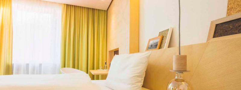 creativhotel luise bayern franken erlangen urlaub in deutschland erstes klimapositives hotel staedtereise geschaeftsreise nachwachsendes einzelzimmer betten aus kokosnuss- und algenfasern teppich aus recycelten fischernetzen waende und decken aus gepresstem stroh