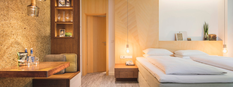 creativhotel luise bayern franken erlangen urlaub in deutschland erstes klimapositives hotel staedtereise geschaeftsreise nachwachsendes hotelzimmer betten aus kokosnuss- und algenfasern teppich aus recycelten fischernetzen waende und decken aus gepresstem stroh