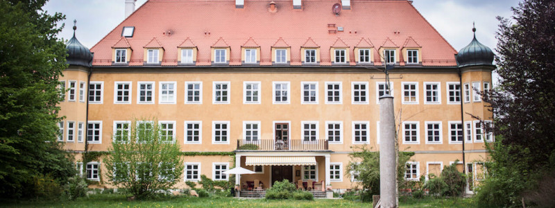 nachhaltige unterkuenfte in deutschland urlaub auf dem land in der natur gemeinwohlprinzip solidarische landwirtschaft hotel schloss blumenthal gruppen seminare blick auf das schloss vom schlosspark