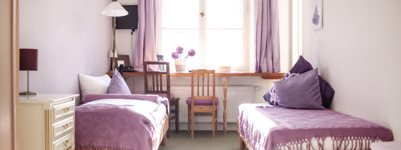 nachhaltige unterkuenfte in deutschland urlaub auf dem land in der natur gemeinwohlprinzip solidarische landwirtschaft hotel schloss blumenthal gruppen seminare zimmer lila