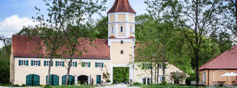 nachhaltige unterkuenfte in deutschland urlaub auf dem land in der natur gemeinwohlprinzip solidarische landwirtschaft hotel schloss blumenthal gruppen seminare eingang turm schlosshof